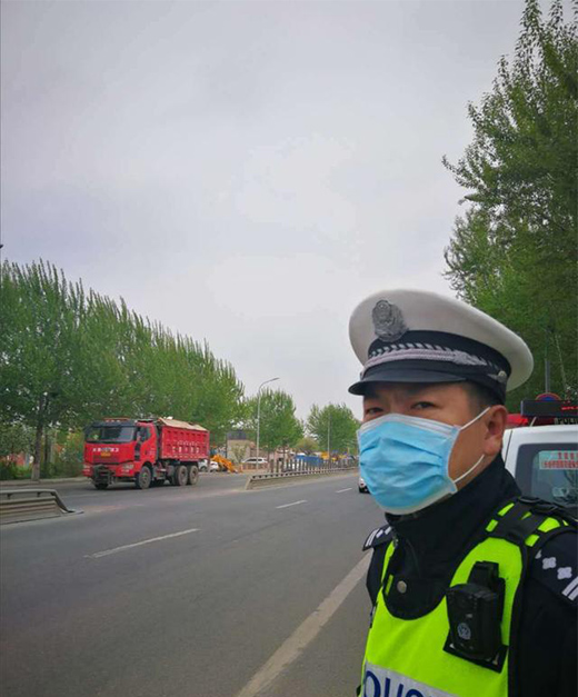 光明照亮生活，路燈照亮前方的道路